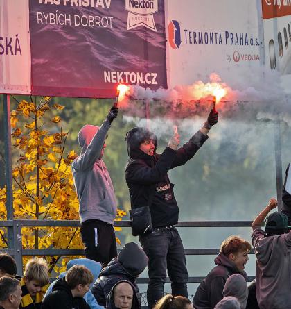 Dýmovnice, světlice a další nebezpečné předměty do hledišť ragbyových hřišť nepatří