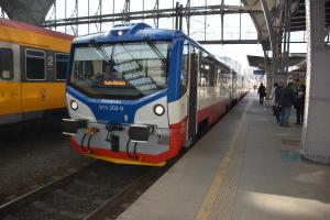 Vlaky Klára a Kristýna jezdí i s koly a s kočárky z Prahy Čakovic až do centra metropole