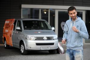 Petr Koukal převzal Volkswagen Caravelle v barvách projektu STK PRO CHLAPY pro svůj nadační fond