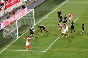 Při ragby by se v Edenu hrálo bez branek, ale naštěstí fotbal je o 10 minut delší! Slavia - Luhansk 2:0