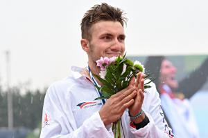 Slzy drsného vodáka stříbrného Martina Fuksy na stupních vítězů