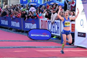 Eva Vrabcová-Nývltová zaběhla při Sportisimo 1/2Maratonu Praha nový český rekord