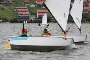 Šedesát jachtařských děti a další juniorští jachtaři závodili na Nových Mlýnech