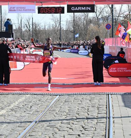 Burunďan Kwizera při půlmaratonu prolétl Prahou rychlostí 362,741 metrů za minutu ! Zajímavost: Na počet běžců obrazně Prahou pobíhal celý Benešov
