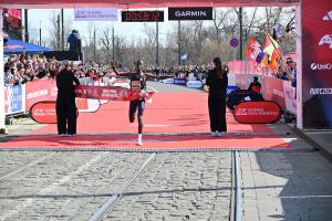 Burunďan Kwizera při půlmaratonu prolétl Prahou rychlostí 358,183 metrů za minutu ! Zajímavost: Na počet běžců obrazně Prahou pobíhal celý Benešov