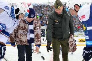 Tisíce hokejových diváků vzdaly hold novodobým válečným veteránům a armádě