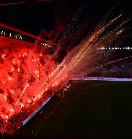 Ohňostroj osmdesát let a jeden den po válce v pražském Edenu po derby  Slavia - Sparta 2:1