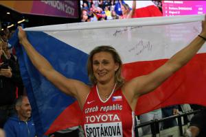 Podívejte se, jak Bára Špotáková vybojovala na MS v Londýně zlatou medaili a jak ji slavila