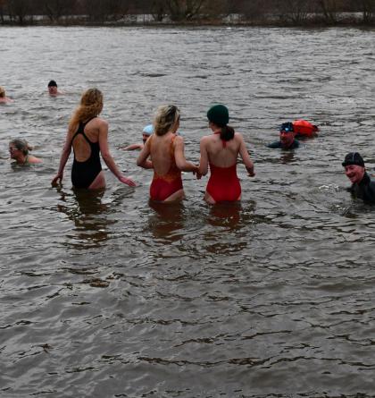 Kam 4. ledna 2026 za sportem? Na lední hokej, basketbal, házenou, otužilce ve Vltavě