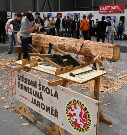Sledovali jsme mladé řemeslníky, jak z klády vysekali mohutný trám a to na veletrhu v Letňanech