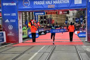 Sportisimo 1/2Maraton Praha ovládli Keňané Renju a Jepteling. Homoláč nejrychlejším z Česka
