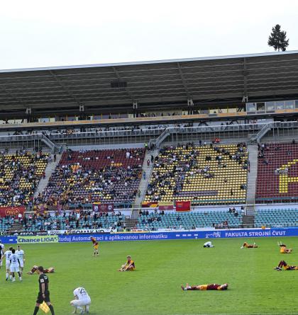 Vytrvalí fanoušci v tabulce posledních fotbalistů Dukly Praha fandili, ale marně  Dukla - Karviná 1:2