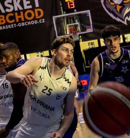 Tucet a ještě jedna fotografie Jiřího Durdíka z utkání USK Praha - Slavia 76:81 v basketbalu mužů