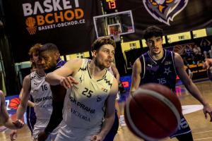 Tucet a ještě jedna fotografie Jiřího Durdíka z utkání USK Praha - Slavia 76:81 v basketbalu mužů