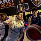 Tucet a ještě jedna fotografie Jiřího Durdíka z utkání USK Praha - Slavia 76:81 v basketbalu mužů