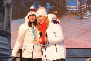 Ester, jsi naše zlato, zaznělo na Staroměstském náměstí při vítání úspěšných olympioniček