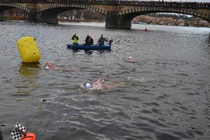 Memoriál Alfreda Nikodéma se ve vlnách chladné Vltavy poplave po jednasedmdesáté