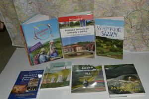 První v anketě mapa Železnice Česka a průvodce Pražské historické zahrady a parky