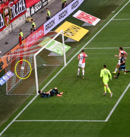 Reklama na fotbal byla k vidění v Edenu:  Slavia Praha - Viktorie Plzeň  4:3