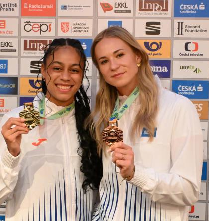 To jsou medailistky z Toruně zlatá  Lurdes Gloria Manuel a bronzová Amálie Švábíková