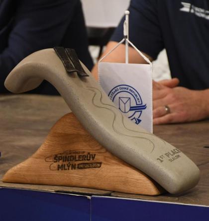 Vítězné lyžařky  na Světovém Poháru ve Špindlerovém Mlýně získají pětikilové trofeje