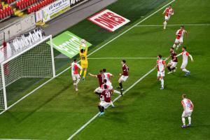 Fotbalisté Slavie Praha se zase netrefili do branky, tentokrát do té sparťanské. Slavia - Sparta 0:2