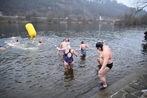 Při 23. ročníku Branických ledů se do vln 1,6 °C studené Vtavy ponořilo 230 otužilců