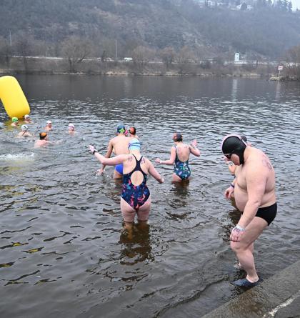 Při 23. ročníku Branických ledů se do vln 1,6  °C studené Vtavy ponořilo 223 otužilců
