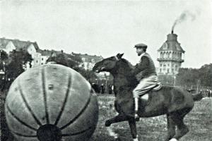 Pushball, nebo také česky „hra velmíčem koňmo“