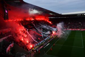 Drazí fanoušci s pyrotechnikou posledního derby v Edenu víte, jak jste byli drazí pro své kluby?