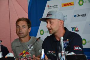 Letci Martin Šonka a Petr Kopfstein v seriálu Air Race chtějí v pořadí uletět soupeřům