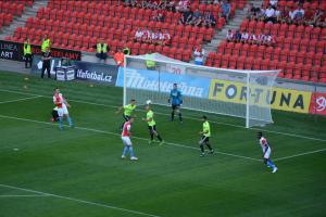 Fotbalisté Slavie nadělili Karviné čtyřbrankový debakl a svým divákům čtyřbrankový dárek