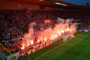 Drazí a na 2 utkání ze sektoru Sever vykázaní fotbaloví příznivci Slavie Praha víte, jak jste drazí