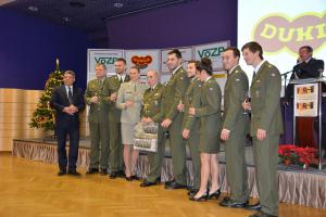 Sportovci Dukly v uniformě pokřtili kalendář Dukly na rok 2018
