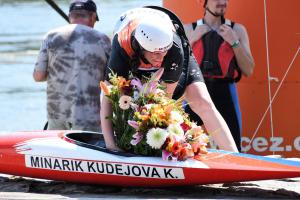 Vodní slalomářka Kateřina Minařík Kudějová se uprostřed závodu rozloučila s kajakem zaplněným květinami