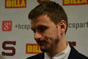 Brankář hokejové Sparty Tomáš Pöpperle si nezahraje tři utkání za bodnutí koncem hole