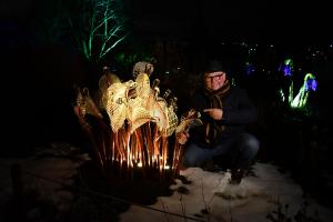 Křišťálová Botanické zahrada v Praze v Troji je rozsvícená sklářskými díly zápasníka Jiřího Pačínka