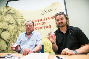 Legendy českého hokeje Jan Suchý a David Moravec na zlatých a stříbrných mincích