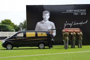 Obrázky z pohřbu Josefa Masopusta, který trval stejně jako fotbalový poločas 45 minut