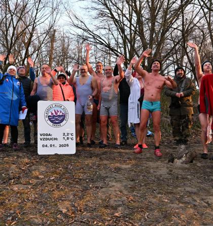 Pražští otužilci poslali pozdrav od Vltavy čestnému členovi klubu Janovi Novákovi