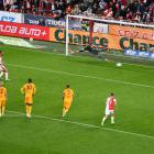 Dukla pukla po brankách svojí výškou nepřehlednutelného  hráče Slavie Chorého 0:2