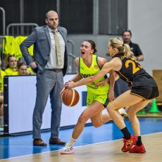 I basketbal žen může bolet, jak vidíte a to si nepřejte to slyšet ...