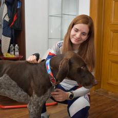 Závodnice Veronika Beňasová se svým psem, který slyší na jméno Tobby, oba  plánují, jak rychle poběží v Pardubicích na MS