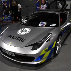 I policisté mají rychlé automobily ...