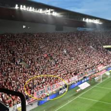 Diváci svlečení do půl těla tak trochu připomenuli nedávno na stejném místě pořadaný sokolský slet vyjádřili přízeň zraněnému hráči