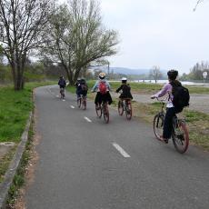 Skupina cyklistů s přilbami na hlavě projela v Modřanech po cyklostezce, kde probíhalo setkání s novináři
