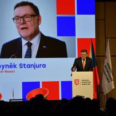 Ministr financí Zbyněk Staňura je z Opavy, kde sportoviště byla postižena v loni povodněmi, o kterých se nijak zvlášť nezmiňoval
