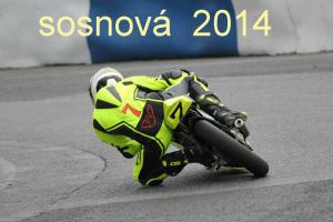 Jezdec Pavel Nechanický na žluto-černém stroji si vede na výbornou