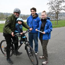 U stánku v Modřanech se zastavil tatínek malého Robina, oba s přilbami na hlavě, aby se dozvěděli, že tak dělají dobře, že je mají