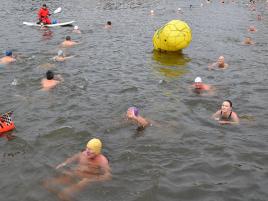 Známe 288 otužilců, kteří si zaplavali u Národního divadla ve Vltavě